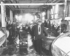 Early Heighington laundry business in Alberta — Tampa Hotel laundry workers